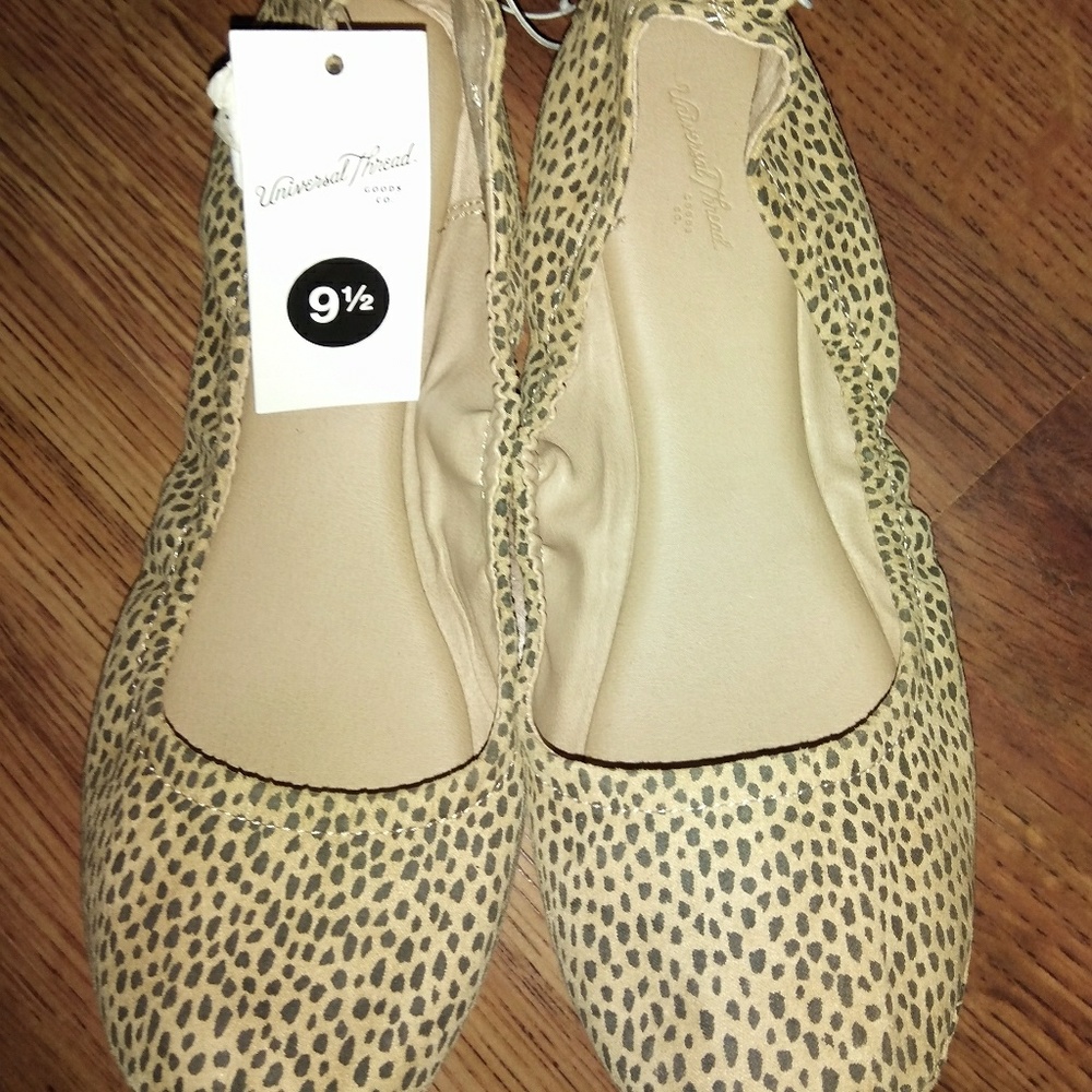 Universal Thread Flats new with Tag